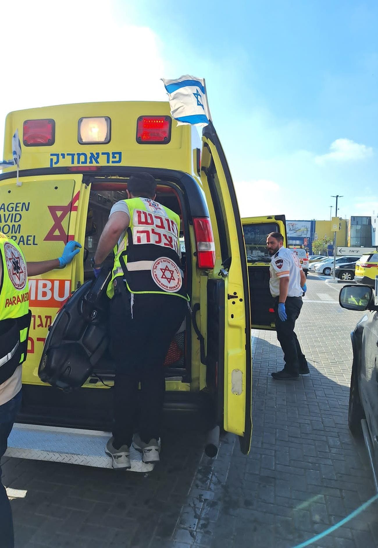 גבר כבן 60 התמוטט בקניון שער הצפון בקריית אתא ופונה תוך כדי החייאה 9/6/26 (צילום: דוברות הצלה)
