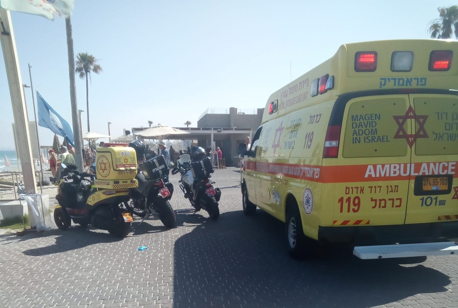 גבר כבן 70 נמשה מהמים בחוף בלנגה בחיפה במצב אנוש 10/6/26 (צילום: דוברות מד״א)