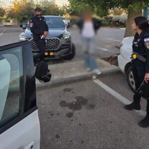 מבצע ״רשת ברזל״: נעצרה חשודה שהובילה רכבים גנובים לארגוני פשע 10/6/26 (צילום: דוברות המשטרה)