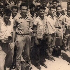 דקות אחרונות של אזרחות. אני השלישי משמאל ואחרי דוד צדיק ידידי מרחוב ארלוזורוב (צילום: אילן סגל)