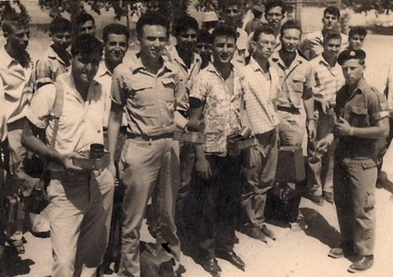 דקות אחרונות של אזרחות. אני השלישי משמאל ואחרי דוד צדיק ידידי מרחוב ארלוזורוב (צילום: אילן סגל)