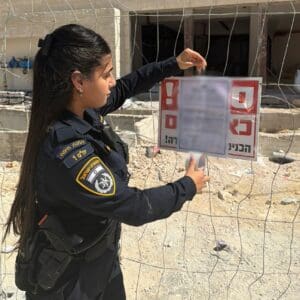 אתר בנייה בחיפה נסגר בצו מנהלי בעקבות העסקת שוהים בלתי חוקיים 10/6/26 (צילום: דוברות המשטרה)
