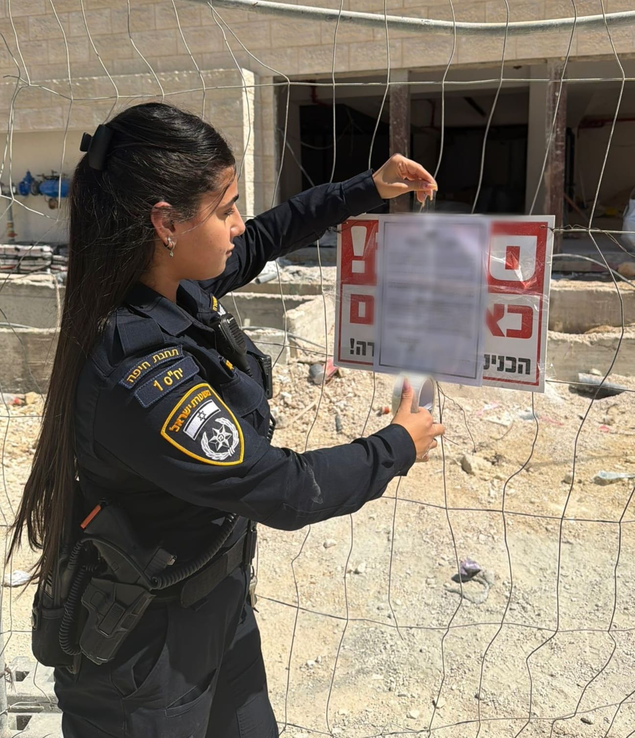 אתר בנייה בחיפה נסגר בצו מנהלי בעקבות העסקת שוהים בלתי חוקיים 10/6/26 (צילום: דוברות המשטרה)
