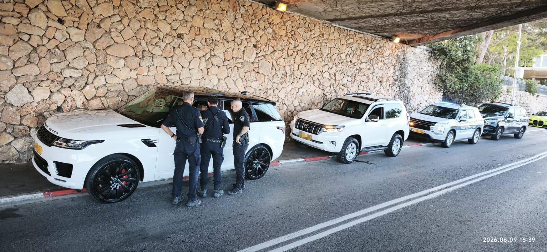 אכיפה נגד שיירת רכבים שהפריעה לתושבים ברחוב יפה נוף בחיפה 10/6/26 (צילום: עיריית חיפה)