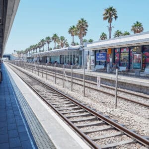 מסילה, מסילת, פסי רכבת, קטר, קרונות, רציף, תחנת רכבת, רכבת ישראל, חיפה, חוף הכרמל, רציף, מסילות, נוסעים, משפחה, המתנה, תחבורה ציבורית, נסיעה, תשתית