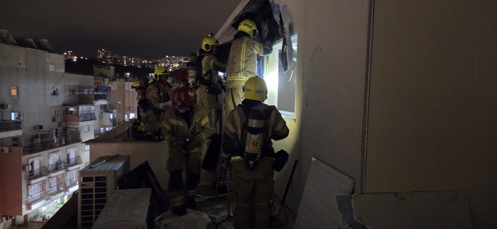 שריפה פרצה בקירות דירת גג בחיפה במהלך הלילה 11/6/26 (צילום: כבאות והצלה לישראל)
