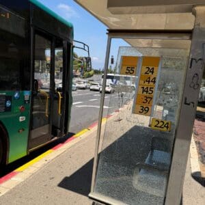 ונדליזם בחיפה: קיר זכוכית נופץ בתחנת אוטובוס בצומת אבא חושי 11/6/26