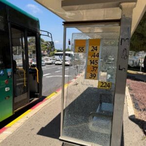 ונדליזם בחיפה: קיר זכוכית נופץ בתחנת אוטובוס בצומת אבא חושי 11/6/26