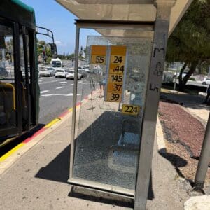 ונדליזם בחיפה: קיר זכוכית נופץ בתחנת אוטובוס בצומת אבא חושי – ונדליזם נוסח חיפה: קיר זכוכית מנופצת נעקר ממקומו בתחנת אוטובוס בצומת אבא-חושי- אוסקר שינדלר. למה? ככה. 11/6/26 (צילום: אורי שרון)