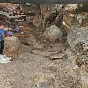 מערה פרהיסטורית בת 300 אלף שנה נחשפה בפוריידיס – חפירת רשות העתיקות ואוניברסיטת חיפה במערה הקדומה 11/6/26 (צילום: אמיל אלג׳ם, רשות העתיקות)