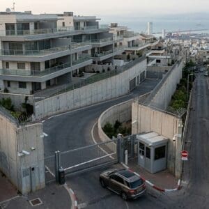 אדריכלות הפחד בחיפה: מה באמת אפשר לעשות? אדריכלות הפחד(צילום : עקב רוב Chat GPT)