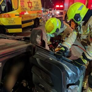 תאונה קטלנית בכביש 4: אישה נהרגה לאחר התהפכות רכב סמוך לצומת עופר 11/6/26 (צילום: כבאות והצלה לישראל)
