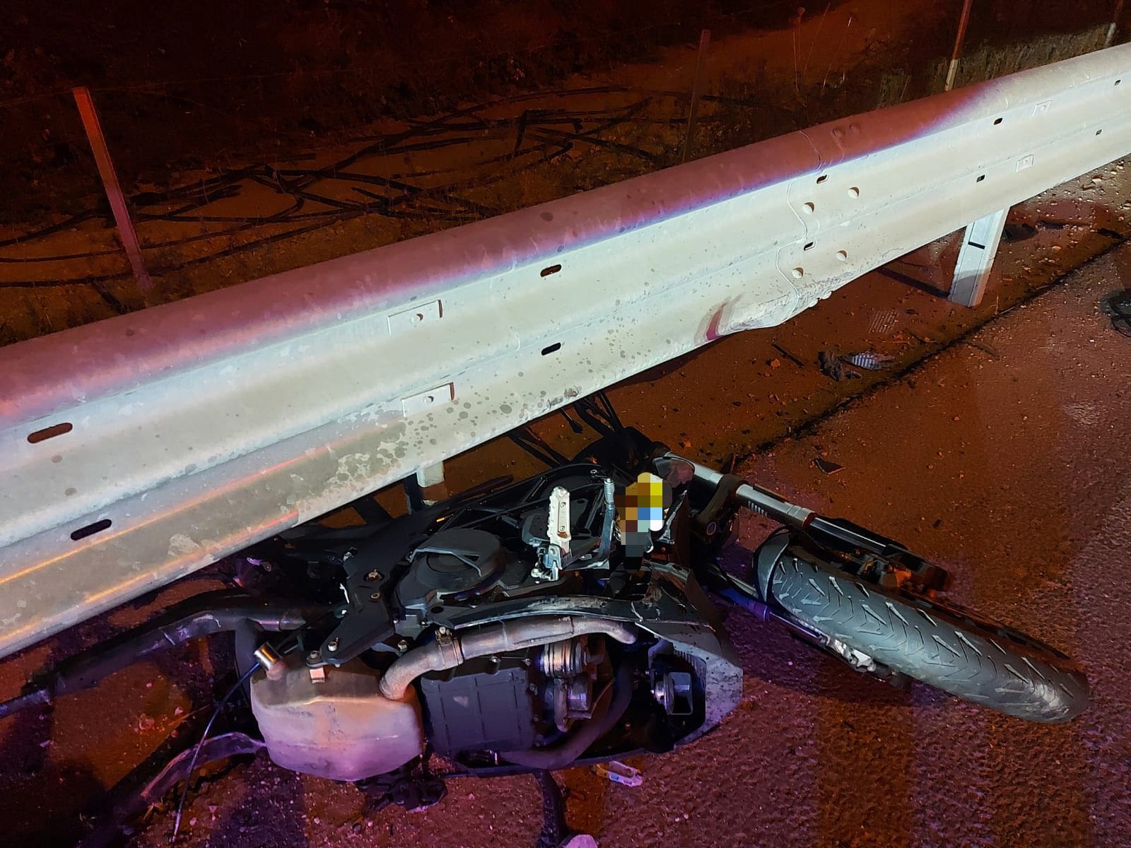 רוכב אופנוע כבן 20 נהרג בתאונה בכביש 6 סמוך למחלף יקנעם 12/6/26 (צילום: דוברות מד״א)