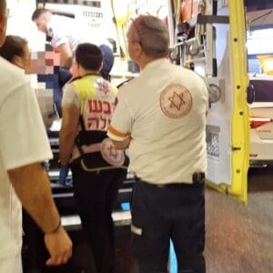 גבר בן 57 נפגע בראשו לאחר שמעד ברחוב בקריית אתא 12/6/26 (צילום: דוברות הצלה)