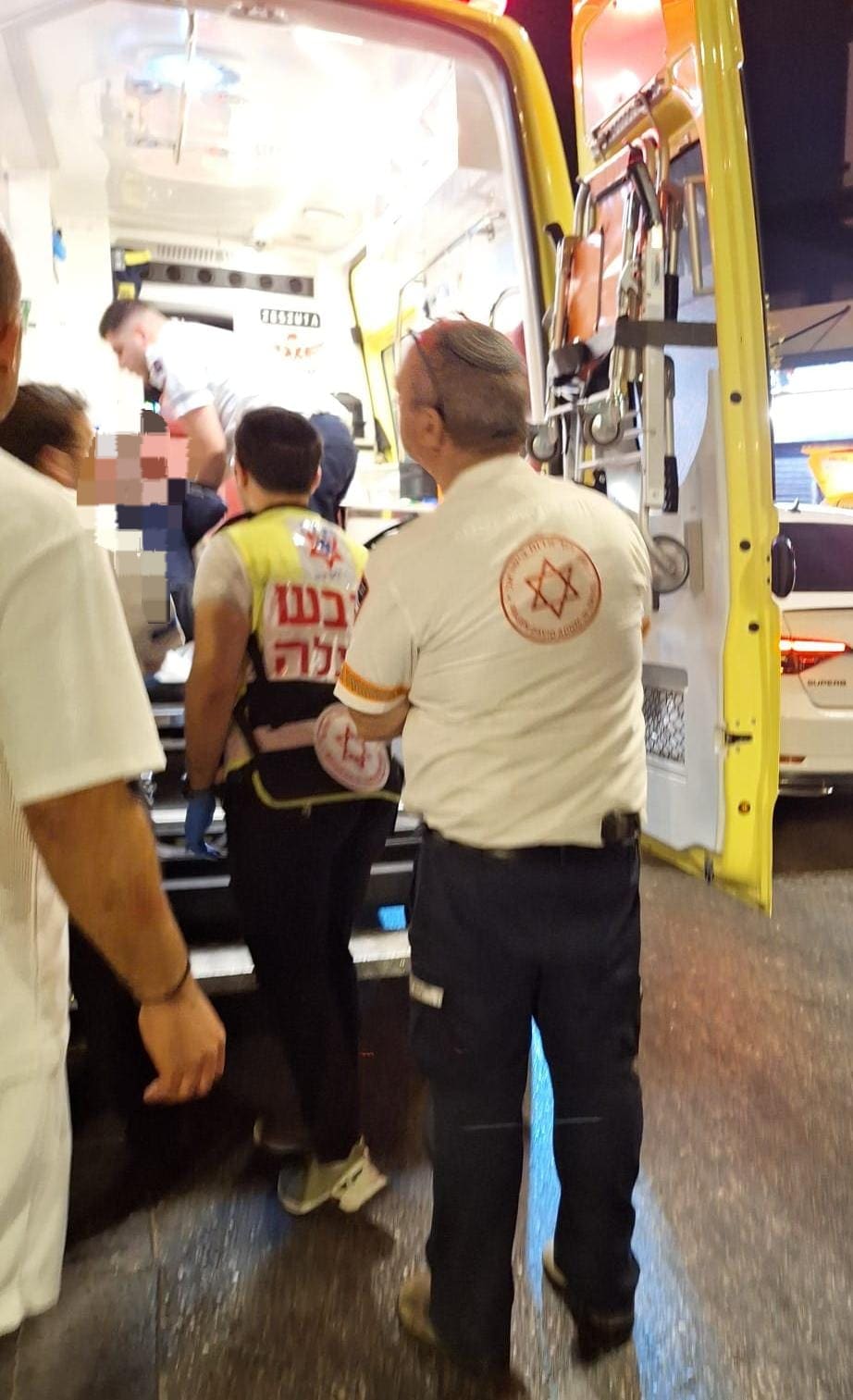 גבר בן 57 נפגע בראשו לאחר שמעד ברחוב בקריית אתא 12/6/26 (צילום: דוברות הצלה)