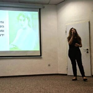 מיכל גולן וגלית נהרי – במופע "חזקה מהרוח": קולות נשיים ההופכים למקהלה אחת (צילום: רחלי אורבך)