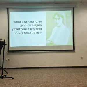 גלית נהרי – במופע "חזקה מהרוח" – רעיון הצמיחה מתוך משבר (צילום: רחלי אורבך)