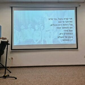 מיכל גולן והגר אשל – המופע "חזקה מהרוח", המסע שהחזיר לקדמת הבמה את הנשים שכתבו את הפסקול של ישראל מיכל גולן - במופע "חזקה מהרוח" - מאחורי השירים ניצבות נשים שחוו בדידות, אובדן, מחלה, אכזבות, מלחמות ומשברים (צילום: רחלי אורבך)