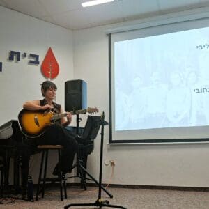 הגר אשל – במופע "חזקה מהרוח" – גיטריסטית, יוצרת וסטודנטית לתואר שני בחוג למוזיקה (צילום: רחלי אורבך)
