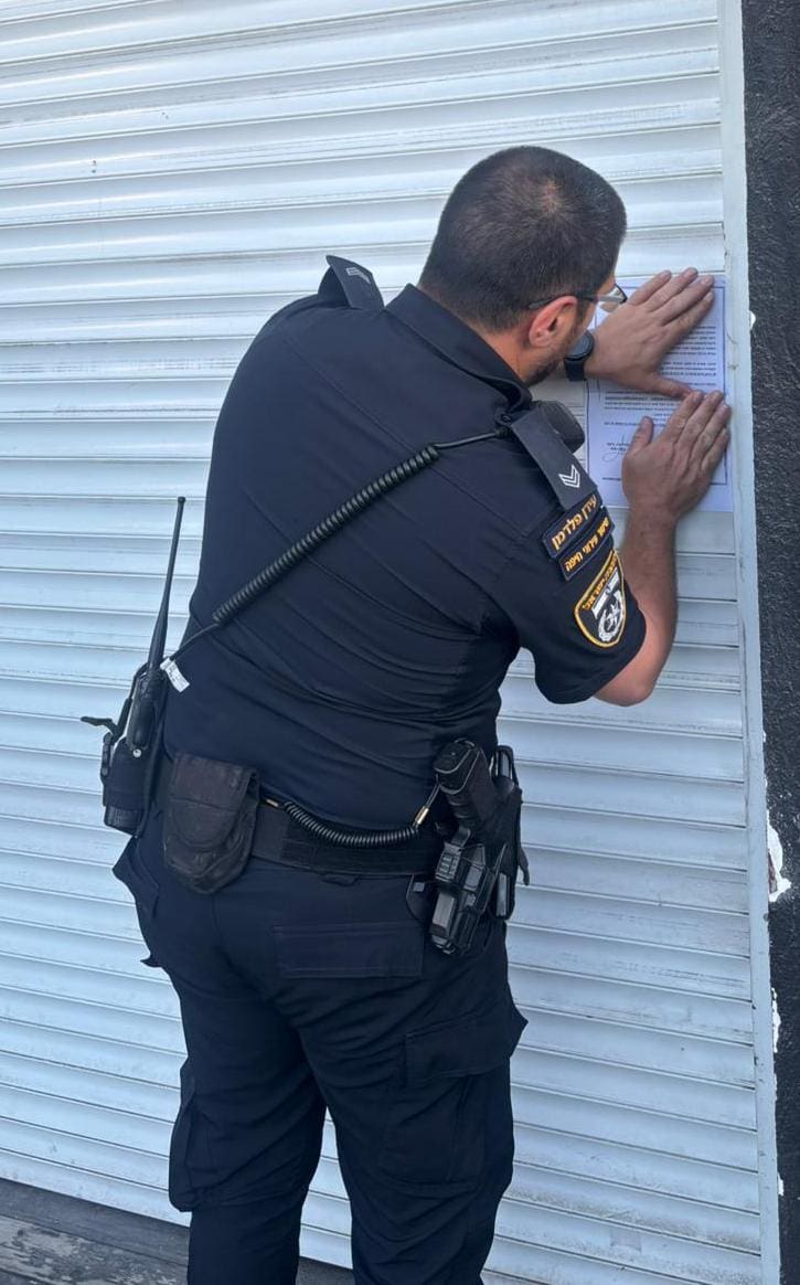 מספרה בחיפה נסגרה בצו לאחר שנתפסו בה שוהים בלתי חוקיים 12/6/26 (צילום: דוברות המשטרה)