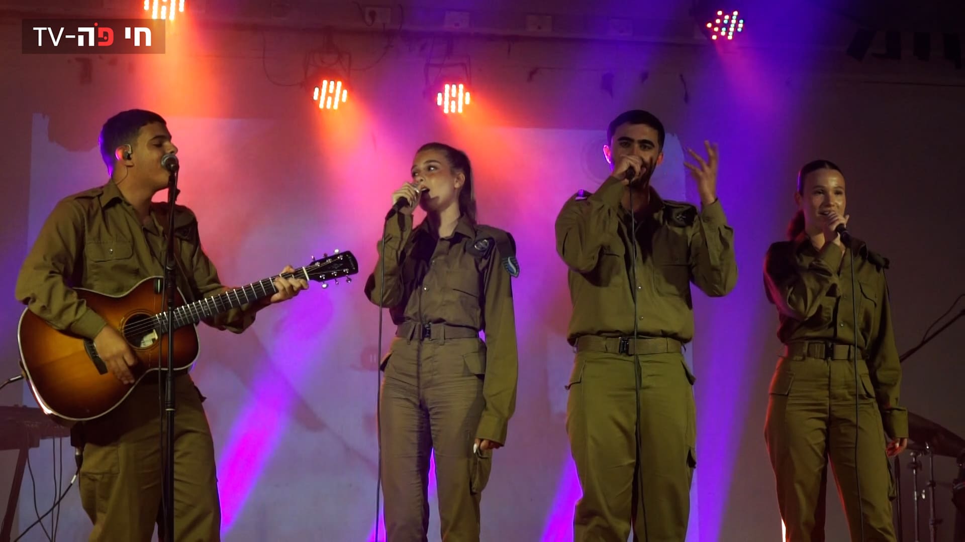 המחזמר ״ילדים של החיים״ - חיילים מופיעים בלהקה צבאית (צילום: ירון כרמי - חי פה-TV)