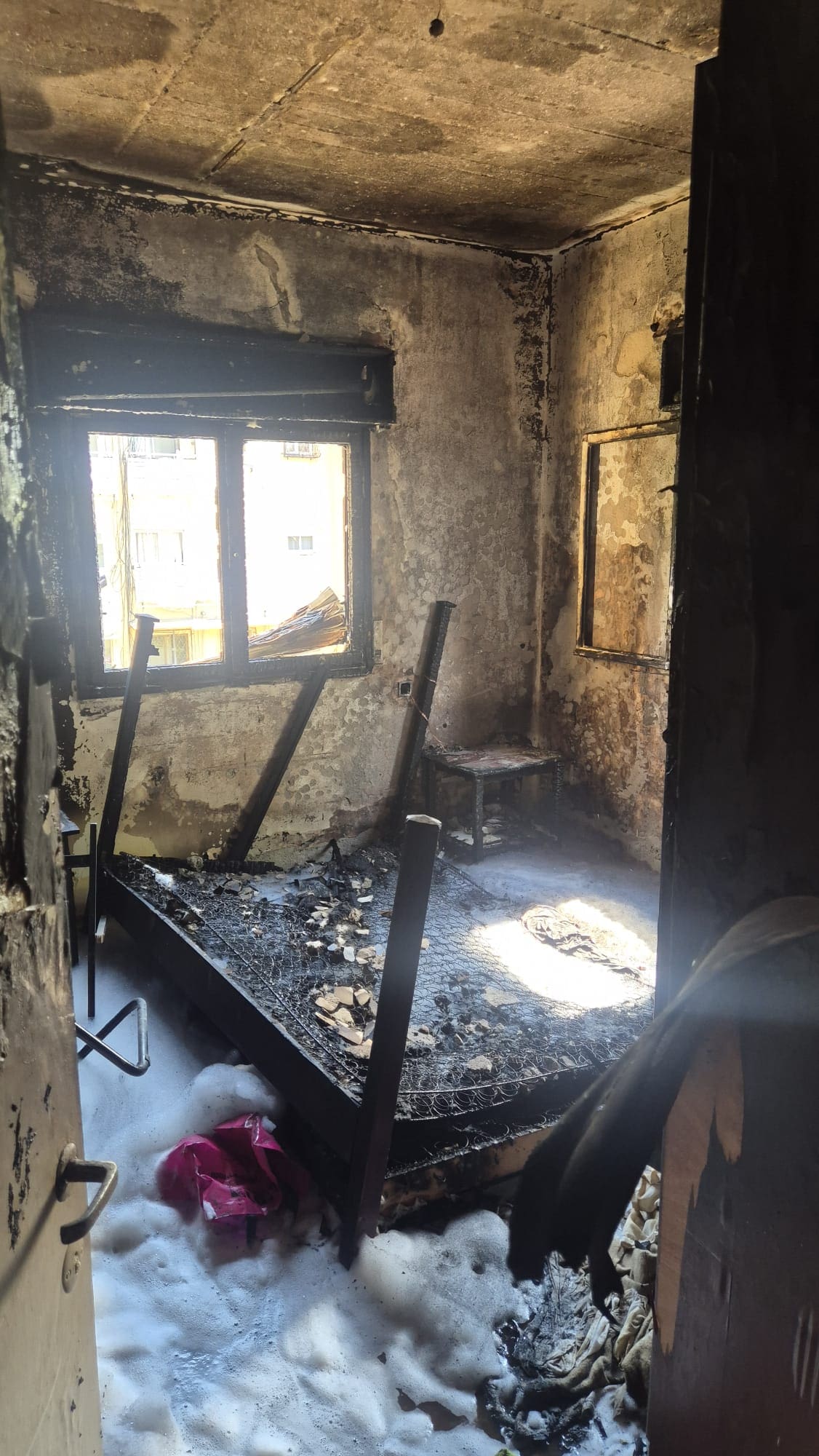 שלושה לכודים חולצו משריפה בדירה ברחוב אבנר בחיפה - דוברות כבאות והצלה לישראל | מחוז חוף 13/6/26 (צילום: כבאות והצלה לישראל)