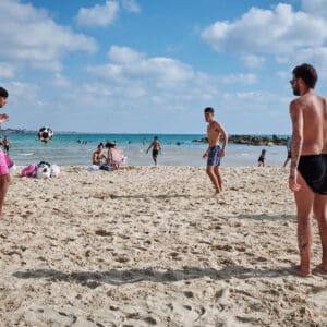שמש, חום, שרב, חוף ים, כדורגל, משחק, צעירים, גברים, חול, ספורט, קיץ, חופש, בגדי ים, חולצות כדורגל, מסי, רונאלדו, אלבארס, פרננדס, שמיים, עננים, גלים, בילוי, פנאי, חברים, חיפה, פוצ׳יוולי, מונדיאל, כדורגל חופים, ספורט, קיץ, חוף, משחק, צעירים, גברים, בעיטה, נגיחה, חול, ים, חופש, פנאי, חברים, נבחרת, חולצות כדורגל, מסי, רונאלדו
