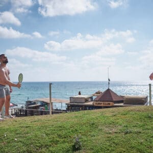 מטקות, משחק, גבר, אישה, זוג, דשא, חוף ים, בגדי ים, מועדון גלישה, ים, שמיים, עננים, ספורט, בילוי, פנאי, קיץ, חופש, נופש