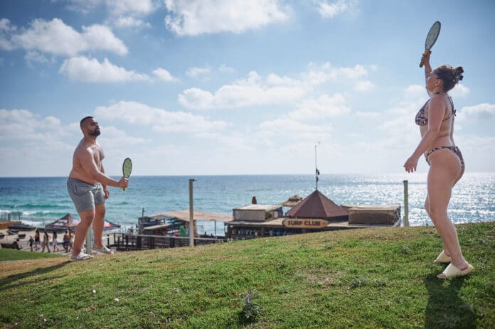 מטקות, משחק, גבר, אישה, זוג, דשא, חוף ים, בגדי ים, מועדון גלישה, ים, שמיים, עננים, ספורט, בילוי, פנאי, קיץ, חופש, נופש