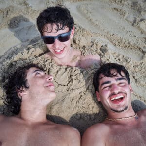 שמש, חום, שרב, לפני גיוס, מלשבים, חברים, חבר׳ה, צעירים, גברים, חוף ים, חול, משחק, צחוק, בילוי, פנאי, קיץ, חופש, נופש, בגדי ים, מנוחה