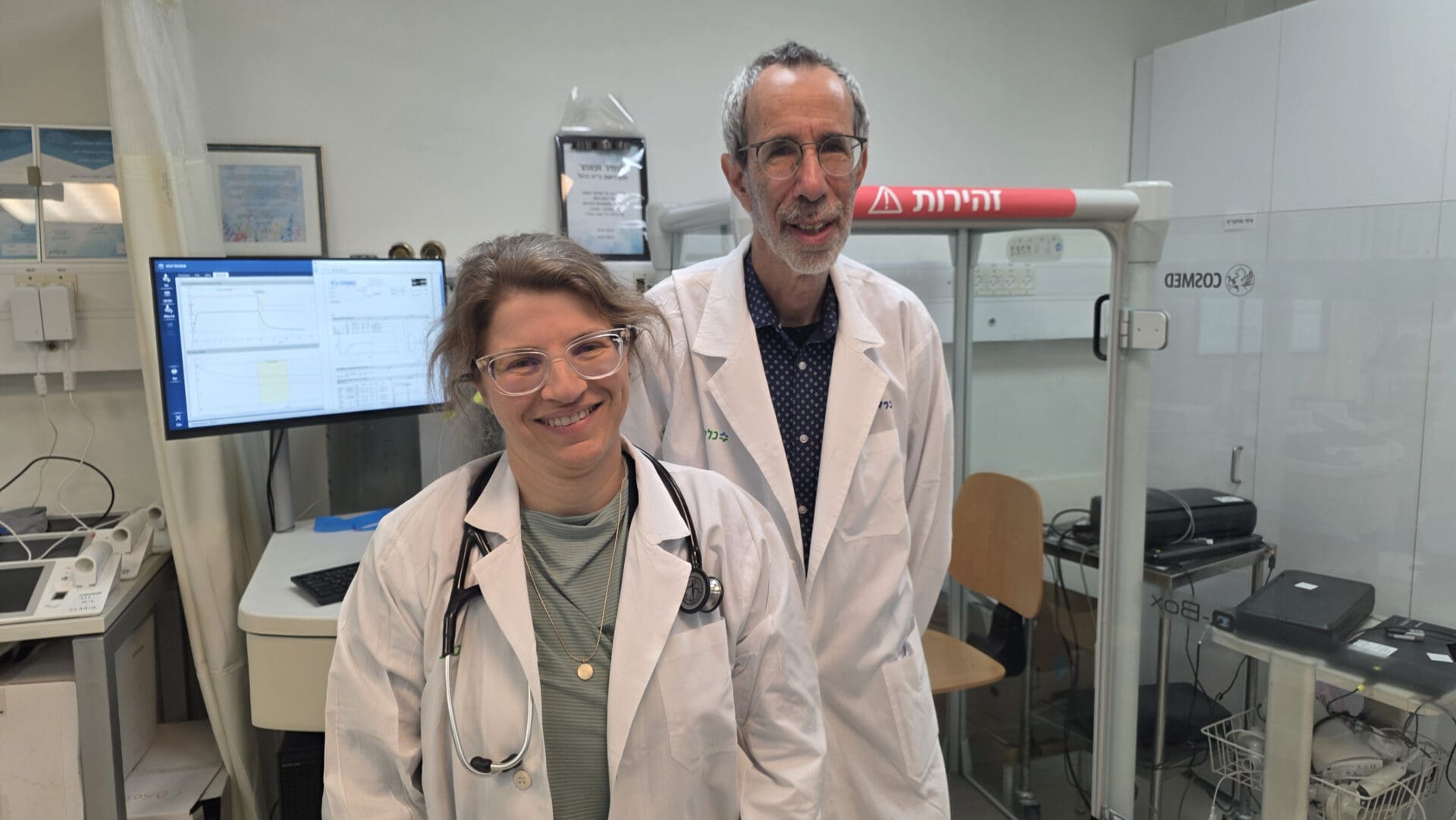 ד"ר פיירמן עם פרופ' יוחאי אדיר מנהל מכון הריאות (צילום: אלי דדון וירון חזן)