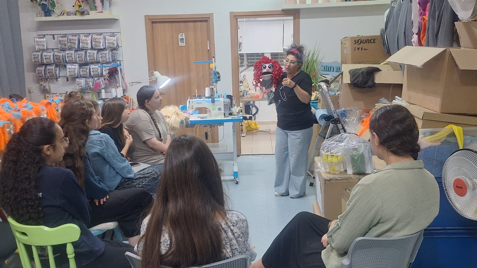 בובות של חוסן: מתנדבות בטירת כרמל נפרדות מהילדים בדרך יצירתית - מצ״ב תמונות מאושרות לפרסום 14/6/26 (צילום: האגודה להתנדבות)