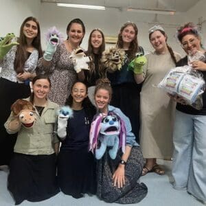 בובות של חוסן: מתנדבות בטירת כרמל נפרדות מהילדים בדרך יצירתית – מצ״ב תמונות מאושרות לפרסום 14/6/26 (צילום: האגודה להתנדבות)
