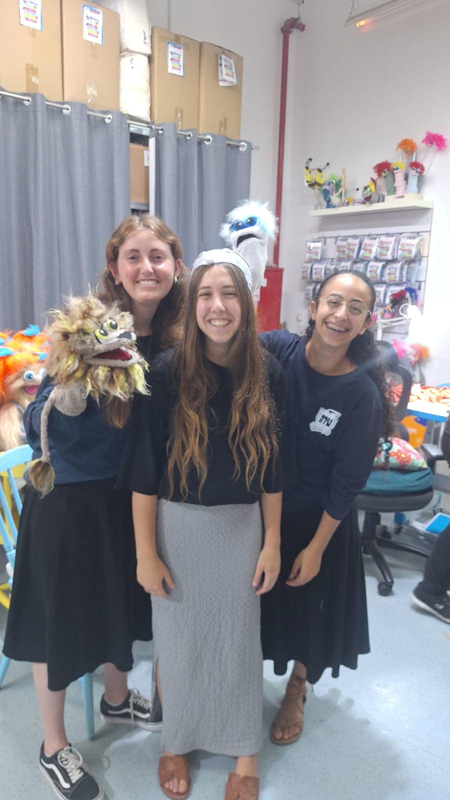 בובות של חוסן: מתנדבות בטירת כרמל נפרדות מהילדים בדרך יצירתית - מצ״ב תמונות מאושרות לפרסום 14/6/26 (צילום: האגודה להתנדבות)