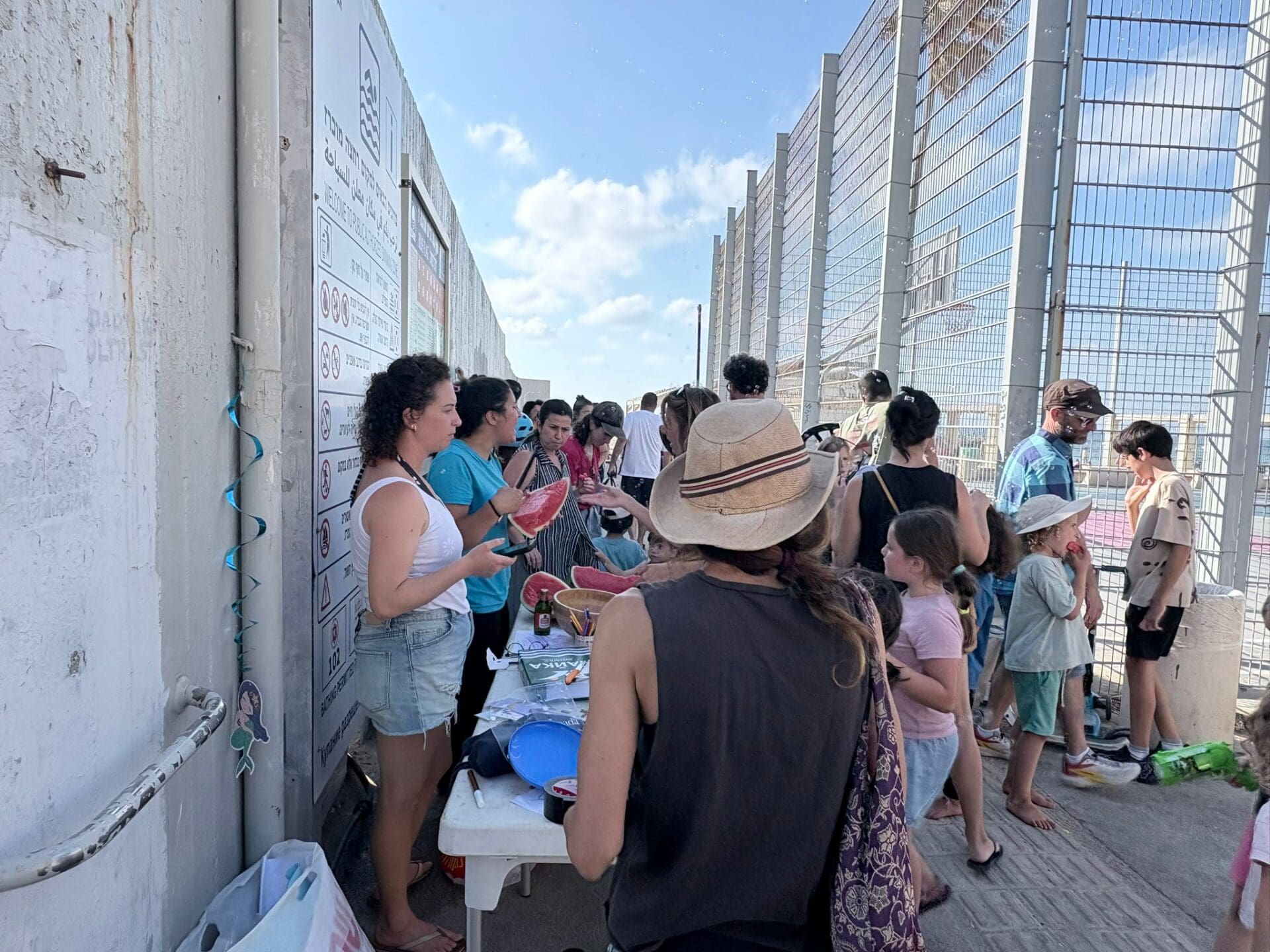 תושבי בת גלים דורשים לפתוח את חוף הים ליד הקזינו - חוף הים הסגור ופעילות התושבים 14/6/26 (צילום: מיכל גרובר)