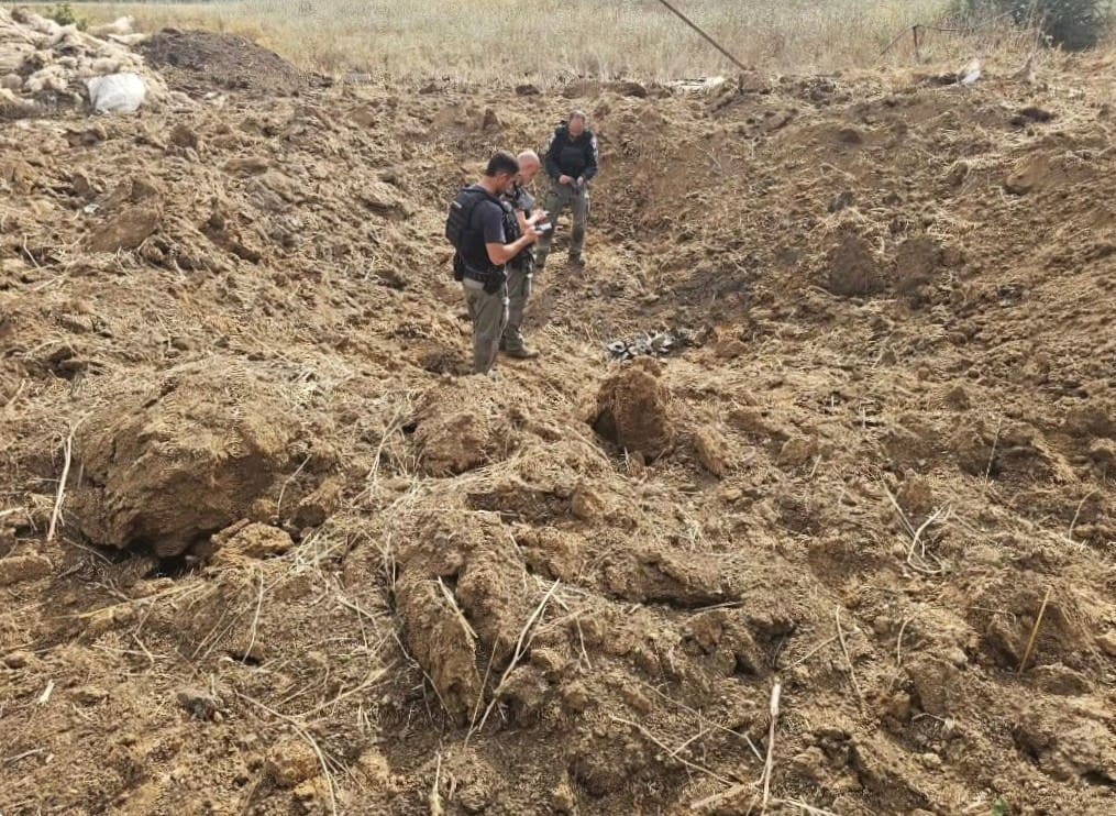 המכתש שנפער בשטח החקלאי עקב שברי היירוט וגרם נזק עצום לחלקת השושן הצחור, יוני 2026 (אלבום משפחתי)