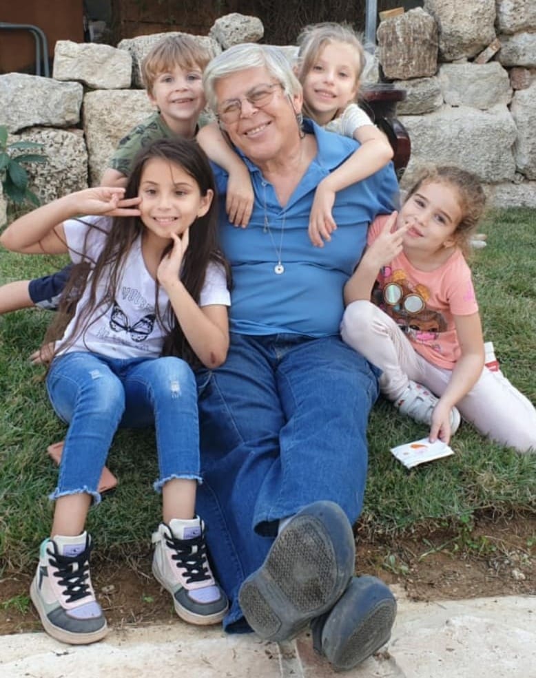ציון סימן טוב עם כמה מנכדיו, אושר צרוף (אלבום משפחתי)
