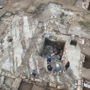 פסלי שיש בני 1,700 שנה נחשפו בחפירה ארכיאולוגית בכניסה לבנימינה 15/6/26