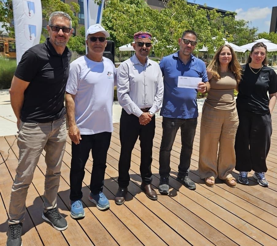 מימין לשמאל ערין חבקה דפנה לאנג מיכאל כרסנטי שיח' והיב סייף עימאד חבקה וערן פסטרנק במרוץ האופניים לזכרו של סאל סלמאן חבקה ז"ל (צילום יחצ)