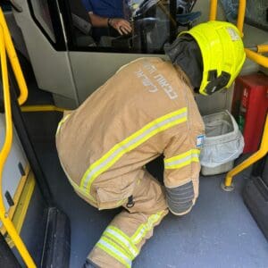תאונת שרשרת בהדר: נהג אוטובוס חולץ לאחר התנגשות עם מטרונית – דוברות כבאות והצלה לישראל | מחוז חוף 15/6/26 (צילום: כבאות והצלה לישראל)