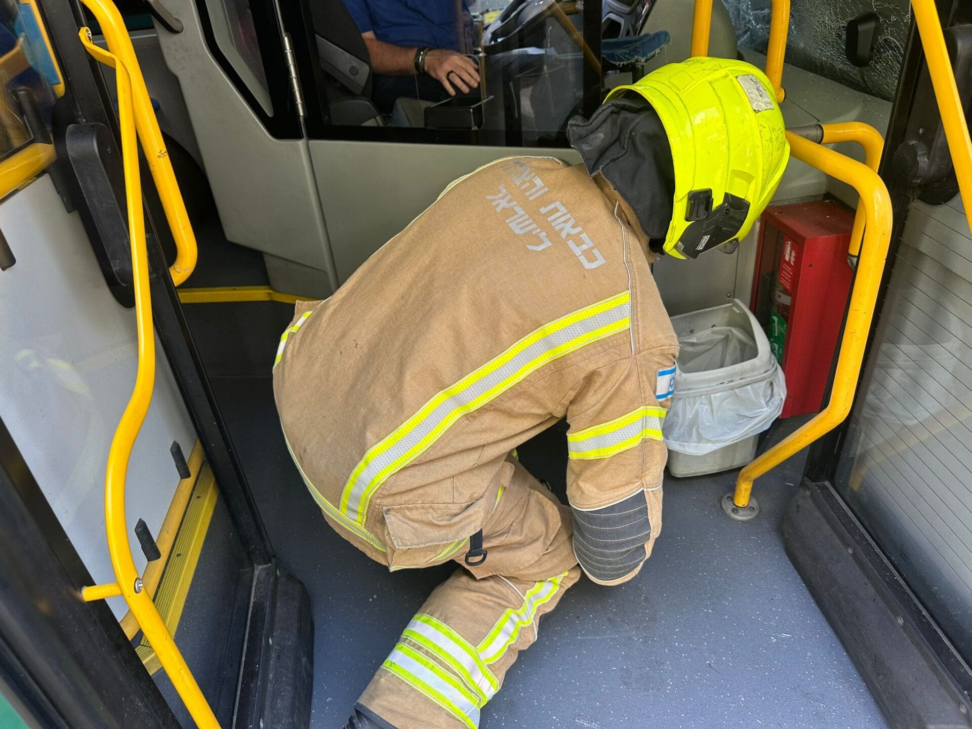 תאונת שרשרת בהדר: נהג אוטובוס חולץ לאחר התנגשות עם מטרונית - דוברות כבאות והצלה לישראל | מחוז חוף 15/6/26 (צילום: כבאות והצלה לישראל)