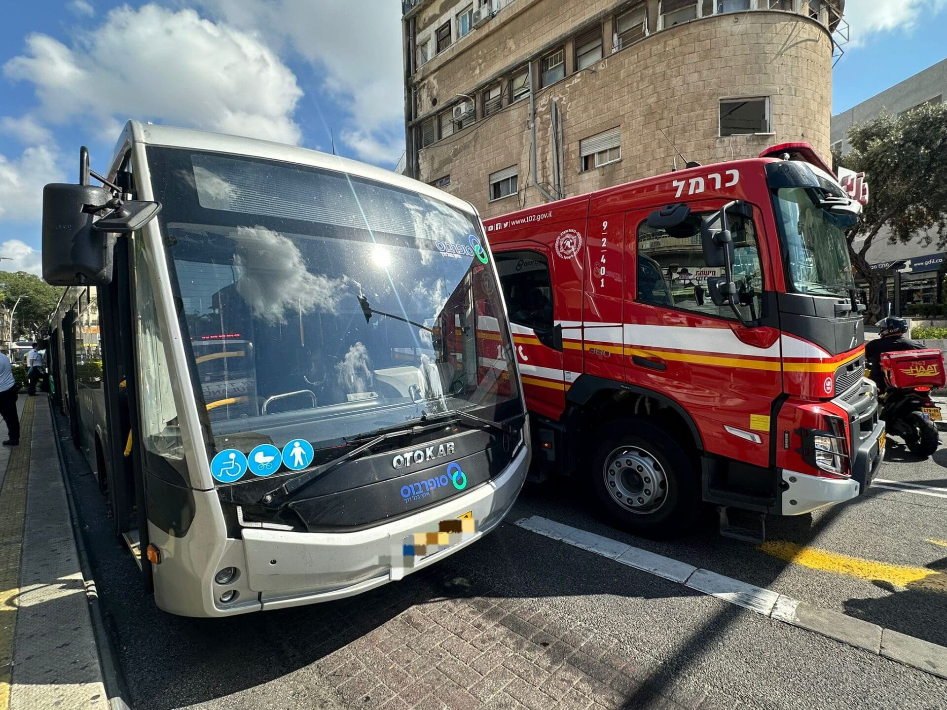 תאונת שרשרת בהדר: נהג אוטובוס חולץ לאחר התנגשות עם מטרונית - דוברות כבאות והצלה לישראל | מחוז חוף 15/6/26 (צילום: כבאות והצלה לישראל)