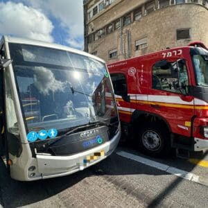 תאונת שרשרת בהדר: נהג אוטובוס חולץ לאחר התנגשות עם מטרונית – דוברות כבאות והצלה לישראל | מחוז חוף 15/6/26 (צילום: כבאות והצלה לישראל)