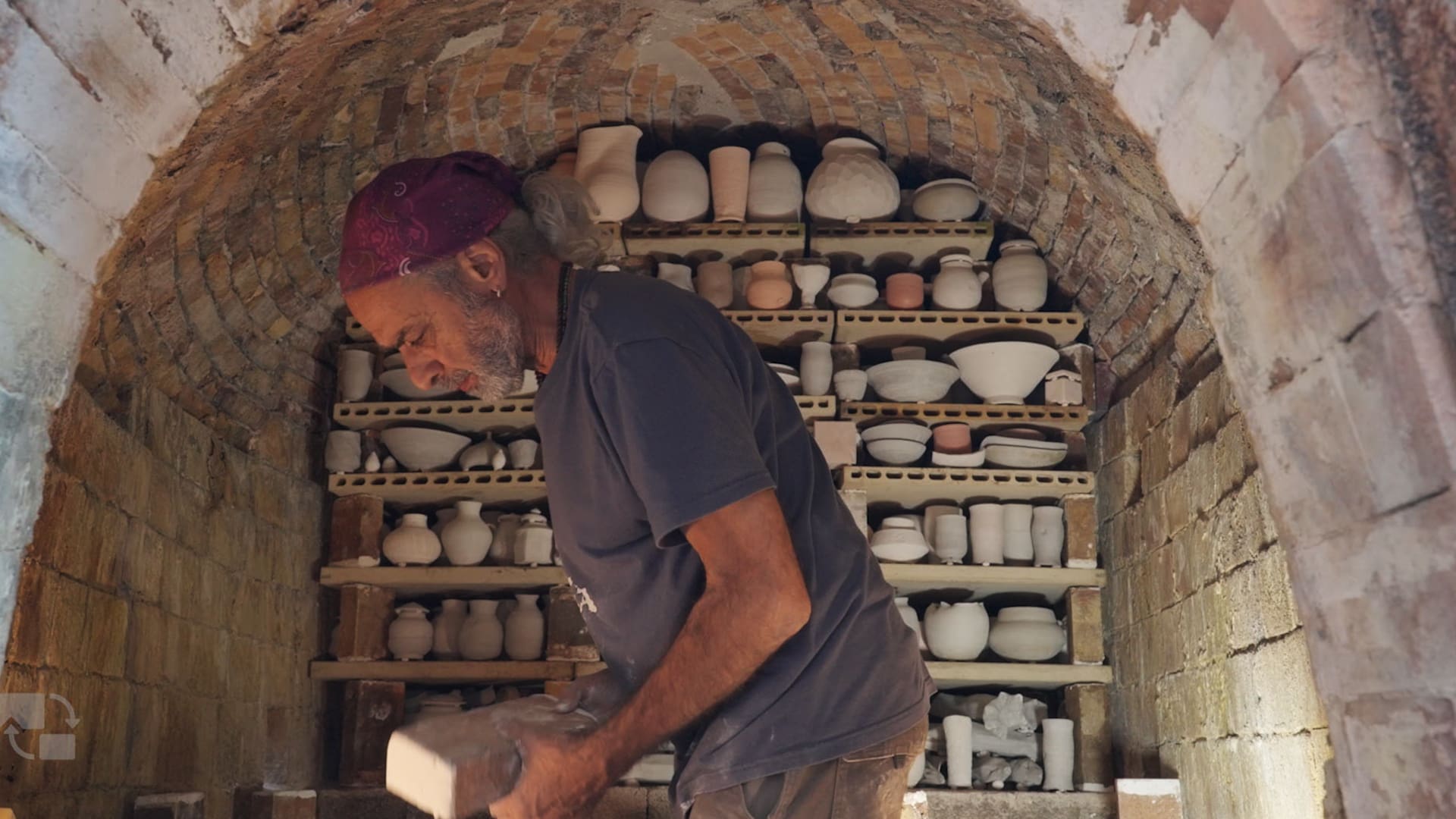 מתוך הסרט אנאגמה, 2026, צילום_ יונתן הורוביץ From the video Anagama, 2026, photography_ Yonatan Horowitz(1).jpg (צילום: מוזיאוני חיפה)