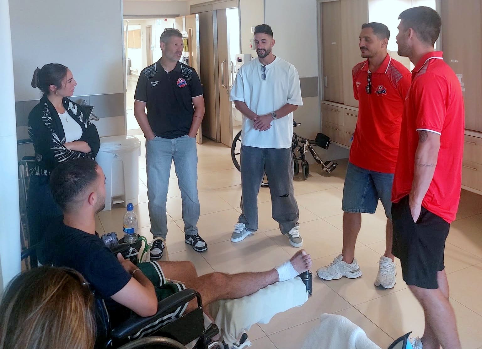 מרגש: הלב האדום של הפועל חיפה עם חיילי צה"ל (צילום: דוברות מועדון הכדורגל הפועל "פנורמה צפון" חיפה). 