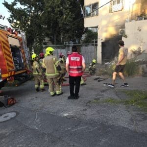 שריפה פרצה במבנה ברחוב יד לבנים בחיפה – דוברות כבאות והצלה לישראל | מחוז חוף 15/6/26 (צילום: כבאות והצלה לישראל)
