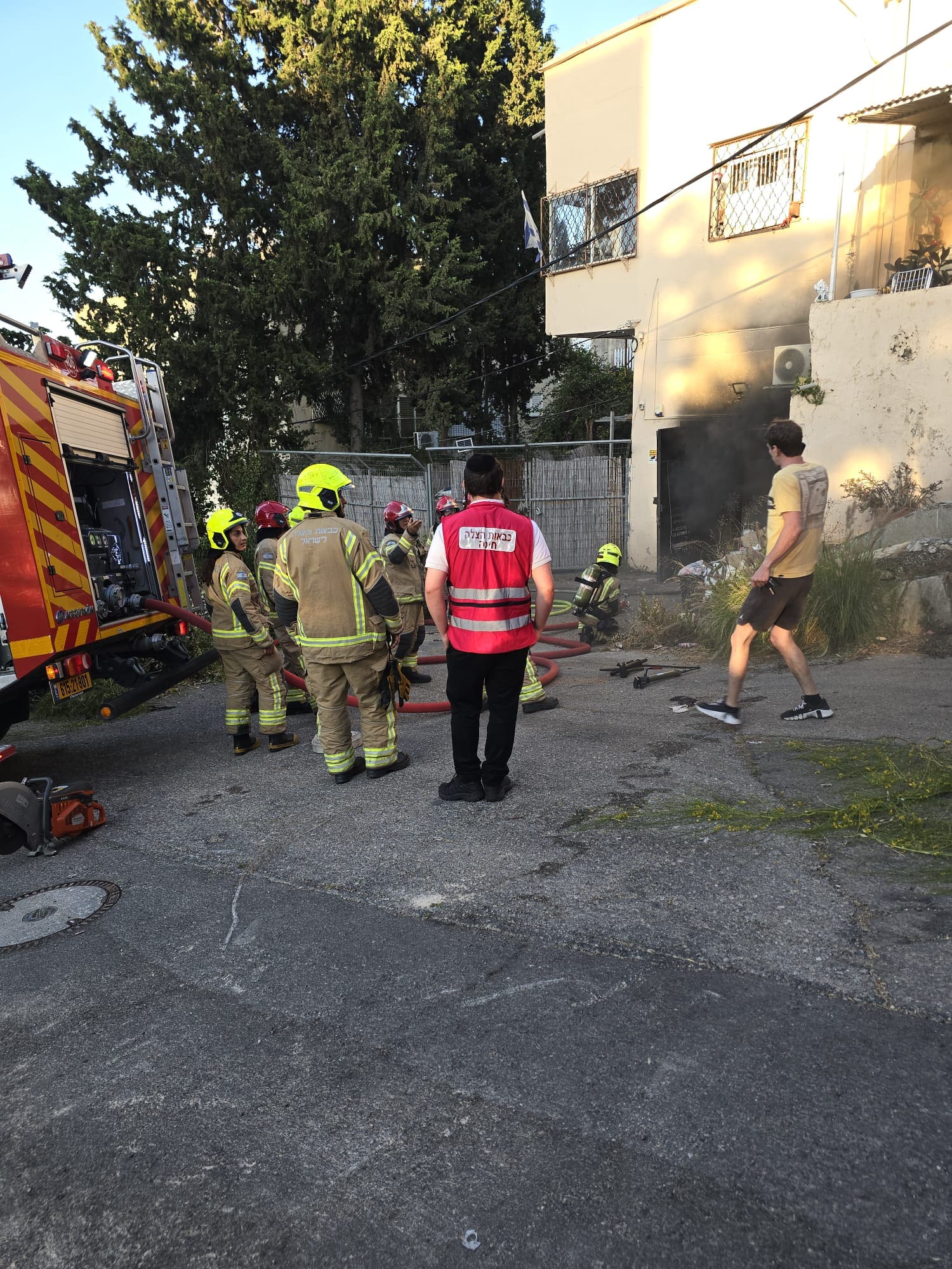 שריפה פרצה במבנה ברחוב יד לבנים בחיפה - דוברות כבאות והצלה לישראל | מחוז חוף 15/6/26 (צילום: כבאות והצלה לישראל)