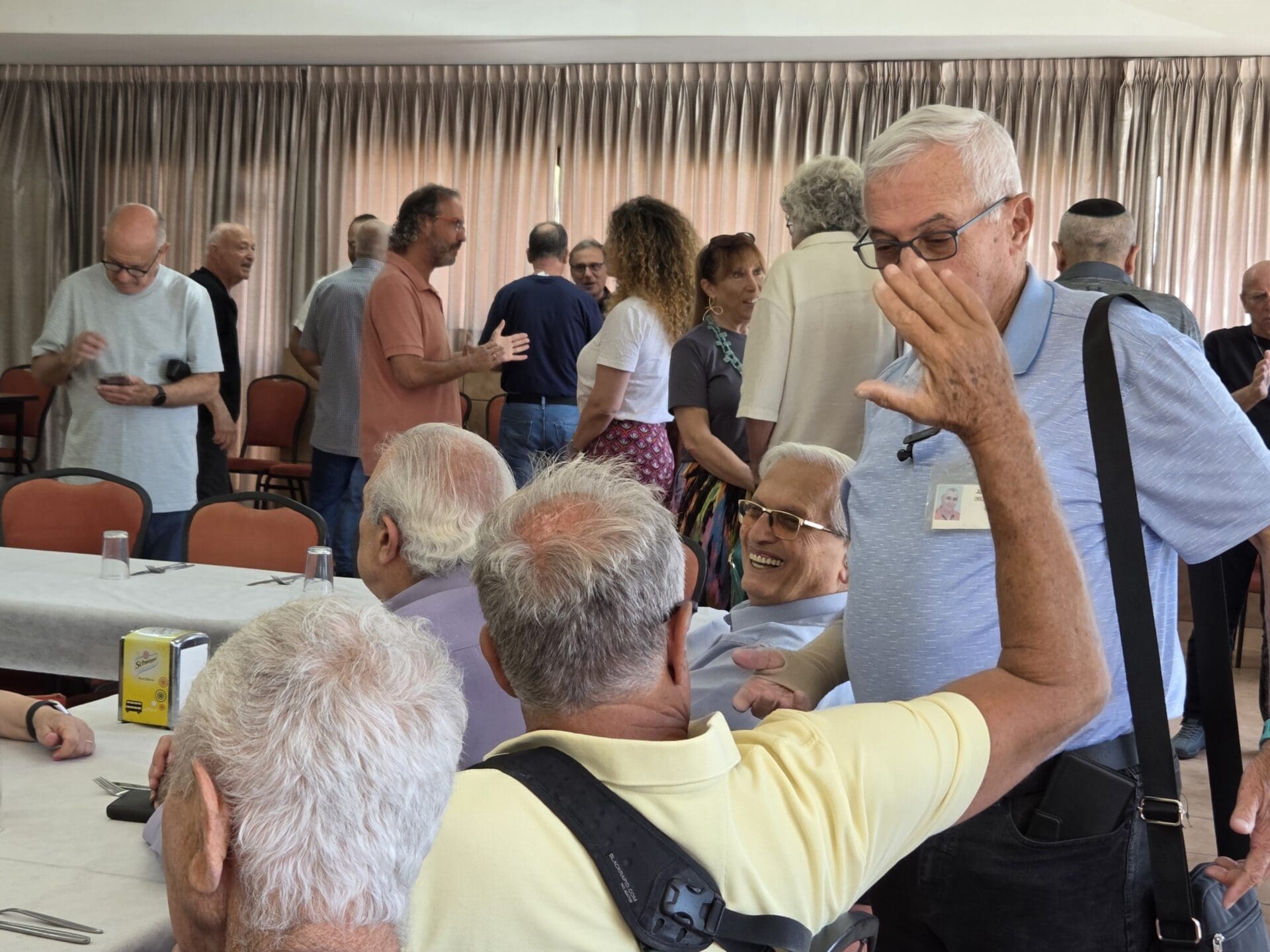 מפגשים מרגשים בכנס אנשי תקשורת ותיקים בחיפה (צילום: יעל הורוביץ)