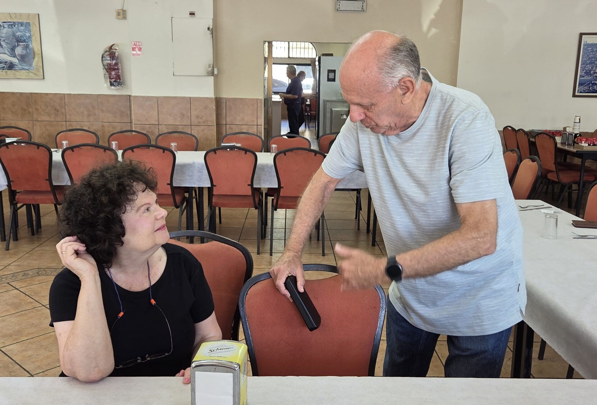 מפגשים מרגשים בכנס אנשי תקשורת ותיקים בחיפה (צילום: יעל הורוביץ)
