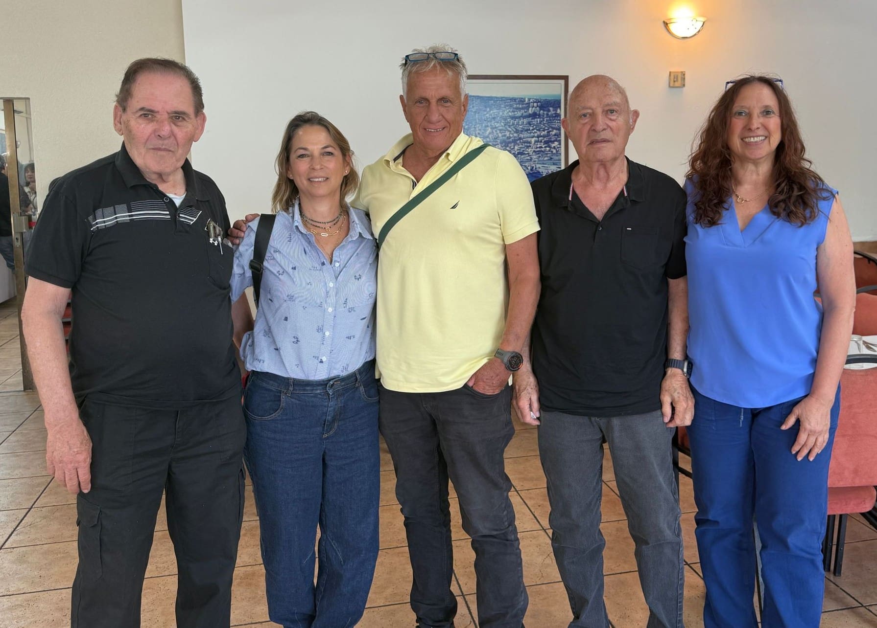 עורכת אתר החדשות חי-פה, נגה כרמי (שנייה משמאל) עם כמה מאנשי צוות האתר שהשתתפו בכנס (צילום" ארז ישכרוב)